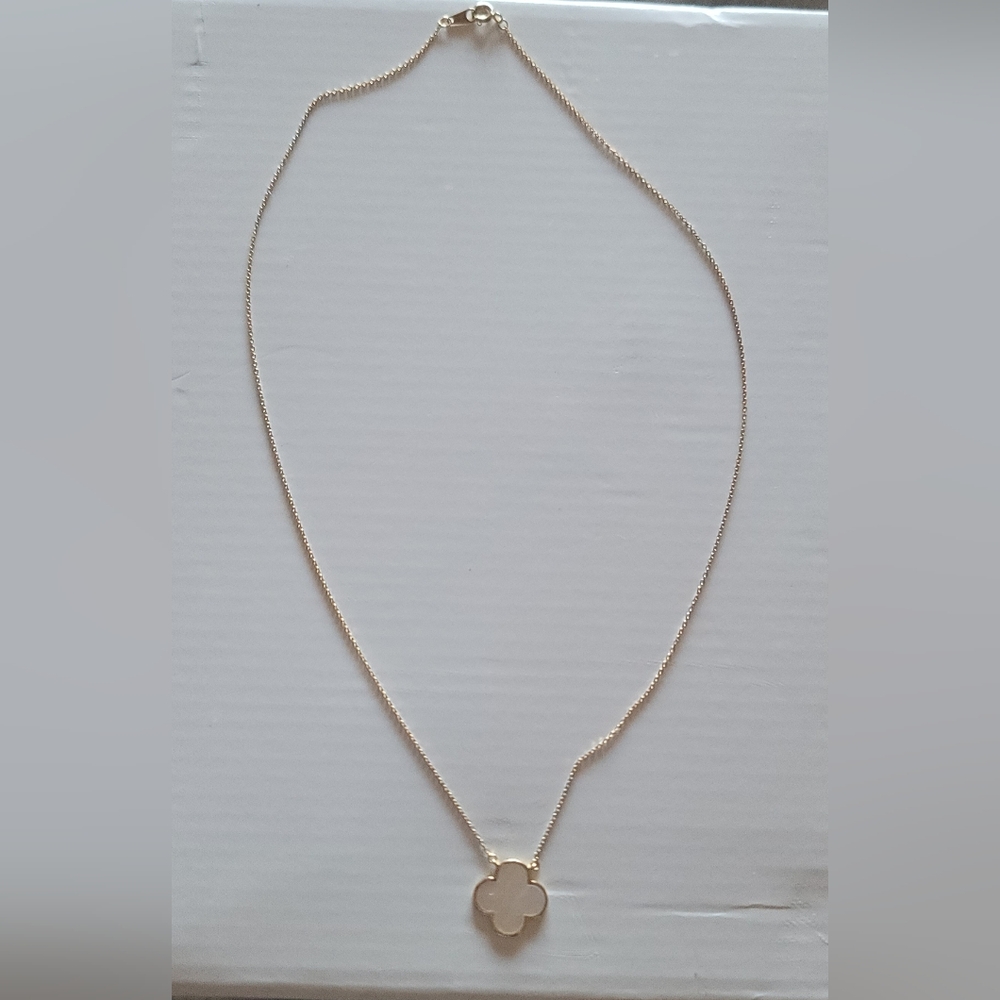 (SOLD) Real 14k Elegant Gold Clover Pendant Necklace 17.5inch